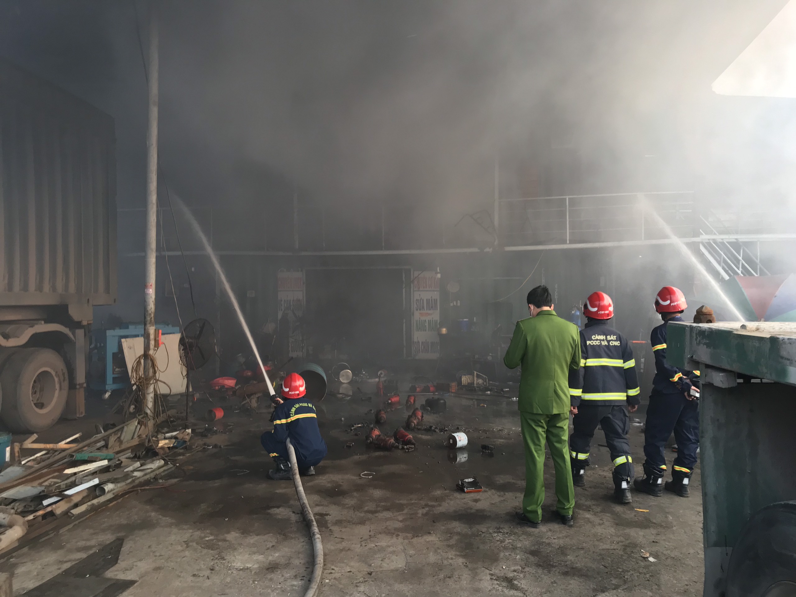 Dập tắt đám cháy xưởng sửa chữa ô tô tại quận Hải An